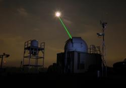 Pozemské lasery pálí na Měsíc. Kredit: Tom Zagwodzki/Goddard Space Flight Center.