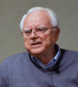 Frank Donald Drake. Americký astronom a astrofyzik zapojený v projektu hledání mimozemské inteligence s názvem SETI. Je tvůrcem Drakeovy rovnice  . Kredit: Raphael Perrino,CC BY 2.0.