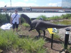 Model burianosaura, umístěný v pražském DinoParku v červnu 2018. Přesná podoba tohoto dinosaura zatím není známá, ale na základě porovnání s příbuznými druhy ornitopodů mohl „český“ dinosaurus skutečně vypadat zhruba takto. Autor blogu (výška 180 cm) doplněn pro velikostní měřítko. Kredit: Daniel Madzia, 2018.