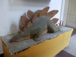 Zmenšený model stegosaura z filmu Cesta do pravěku, umístěný v jedné z chodeb na Ústavu geologie a paleontologie PřF UK. Ačkoliv vychází toto zpodobnění ikonického dinosaura z velmi zastaralých představ poplatných polovině minulého století, jedná se i tak o působivé dílo, které rozhodně nepřehlédnete. Kredit: Vlastní snímek autora, leden 2015.