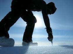 Vyřezávání vzorků ledu v Grónsku. (Kredit: Ch. Polashenski)