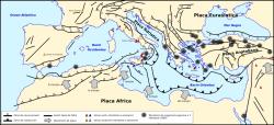 Mapa tektoniky Mediteránu. Nezdá se, že by větvení a kolize filosofických myšlenek přímo kopírovaly tektoniku, i když je zvláštní, že například sopkám se řečtí Iónové na rozdíl od Dórů vyhýbali, viz Mélos (Milos) a Théra (Santorini). Kredit: Nicolas Eynaud, Wikimedia Commons. Licence CC 4.0.