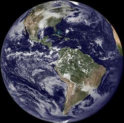 Kontinenty utvářejí zemský povrch. Kredit: NOAA, NASA / Wikimedia Commons.