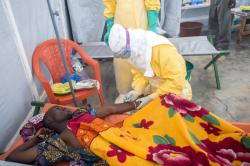 Ošetrovanie pacienta s horúčkou Ebola. Kredit Sylvain Cherkaoui/Cosmos.