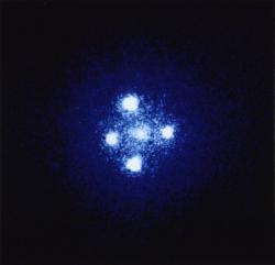 Einsteinovy kříže jsou elegantním projevem gravitační čočky. Kredit: NASA, ESA, and STScI.