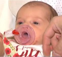 Emma Wren se narodila 25. listopadu Tině a Benjaminovi Gibsonovým. Jako embryo byla zmrazena 14. října 1992. V tekutém dusíku hluboko zmrazená „strávila“ 24 let. Zdroj: NEDC.