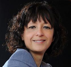 Emmanuelle Marie Charpentier. Původně francouzská mikrobioložka, později genetička, biochemička a světoběžnice s praxí na několika amerických universitách, nemocnicích, stážemi ve Vídni, Několka pracovišti ve Švédsku, toho času ve funkci ředitelky v Max Planckově Institutu pro r Infekční biologii. Jako spoluobjevitelka techniky CRISPR je považována adeptku na druhou polovinu Nobelovy ceny (spolu s Jenifer Doudna). (Kredit foto: Max Planck Institute)