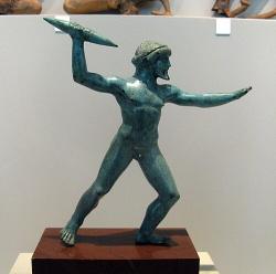 Zeus s bleskometem nebo hromoklínem, drobný bronz, 12,5 cm. Dódóna, 475-450 před n. l. Antikensammlung Berlin, Altes Museum, Misc. 10561. Kredit: Mark Landon, Wikimedia Commons. Licence CC 4.0. Zeus s bleskometem nebo hromoklínem, drobný bronz, 12,5 cm. Dódóna, 475-450 před n. l. Antikensammlung Berlin, Altes Museum, Misc. 10561. Kredit: Mark Landon, Wikimedia Commons. Licence CC 4.0.