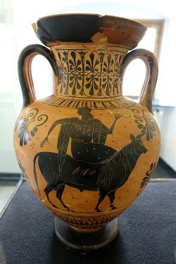 Zeus v podobě býka unáší Európu. Černofigurová malba na amfoře, 510 před n. l. Martin von Wagner Museum, Würzburg, L 193. Kredit: Daderot, Wikimedia Commons. Licence CC 1.0. Zeus v podobě býka unáší Európu. Černofigurová malba na amfoře, 510 před n. l. Martin von Wagner Museum, Würzburg, L 193. Kredit: Daderot, Wikimedia Commons. Licence CC 1.0.