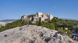 Pohled z Areopágu na Akropoli. Vlevo severní svahy, vpravo jižní svahy. Kredit: George E. Koronaios, Wikimedia Commons . Licence CC 4.0.
