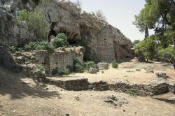 Svatyně Erinyí pod Areopágem, Athény. Kredit: Zde, Wikimedia Commons. Licence CC 4.0.