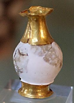 Vajíčko zdobené zlatem, jako nádobka, nález z Kamarské jeskyně, asi 1900-1700 před n. l, Archeologické muzeum Hérakleion, skříň 23. Kredit: Zde, Wikimedia Commons. Licence CC 4.0.