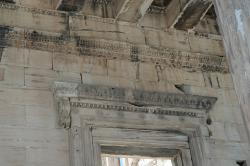 Římsy na vchodem ze severního portiku do západní chrámové cely, nahoře je okraj kazetového stropu severního portiku. Kredit: Zde, Wikimedia Commons. Licence CC 4.0.