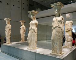 Karyatidy v novém Muzeu Akropole v Athénách. Kredit: Holger Uwe Schmitt, Wikimedia Commons. Licence CC 4.0.