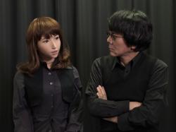 Erica a její tvůrce, profesor Hiroshi Ishiguro z Univerzity v Ósace Kredit: Osaka University/ATR