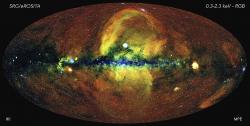 První celooblohová (vyhlazená) mapa nasnímaná teleskopem eROSITA: červeně fotony s energií 0,3-0,6 keV, zeleně 0,6-1 keV, modře 1-2,3 keV. Červená difúzní záře směrem od roviny Galaxie je záření horkého plynu v okolí sluneční soustavy (místní bubliny). Celkově bylo na snímku celé oblohy eROSITA detekováno asi milion rentgenových zdrojů. Kredit: J. Sanders, H. Brunner a tým eSASS (MPE); Eugene Churazov, Marat Gilfanov (za IKI), Wikipedia, CC 4.0