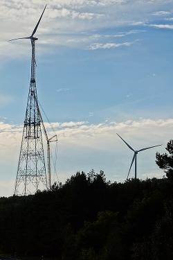 Nejvyšší větrná turbína světa. Kredit: Mysli, Wikimedia Commons, CC BY-SA 4.0.