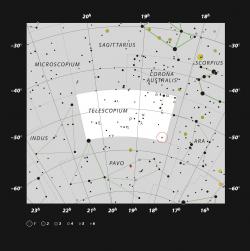 Červený kruh vyznačuje pozici systému s černou dírou v souhvězdí Dalekohledu. Kredit: ESO, IAU and Sky & Telescope