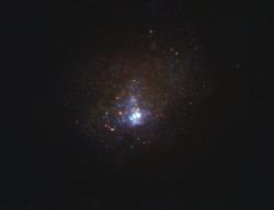 Kinmanův trpaslík pohledem Hubbleova teleskopu z roku 2011. Kredit: NASA, ESA/Hubble, J. Andrews (U. Arizona).