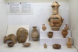 Eteokrétská keramika z lokalit na východní Krétě (Praisos, Sklavoi, Ag. Stefanos, Chamezi a Skopi). Tedy keramika potomků Minojců v rané době železné, už v „normální“ řecké antice. Archeologické muzeum v Sitii. Kredit: Zde, Wikimedia Commons. Licence CC 4.0.