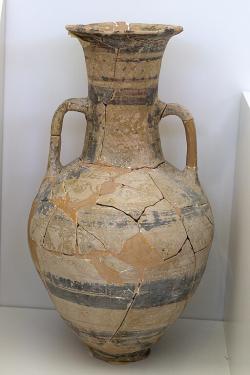 Eteokrétská amfora. Archeologické muzeum v Sitii. Kredit: Zde, Wikimedia Commons. Licence CC 4.0. Eteokrétská amfora. Archeologické muzeum v Sitii. Kredit: Zde, Wikimedia Commons. Licence CC 4.0.