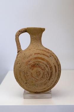 Eteokrétská nádoba. Archeologické muzeum v Sitii. Kredit: Zde, Wikimedia Commons. Licence CC 4.0. Eteokrétská nádoba. Archeologické muzeum v Sitii. Kredit: Zde, Wikimedia Commons. Licence CC 4.0.