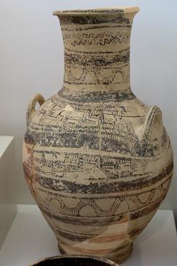 Svérázně provedená geometrická amfora. Archeologické muzeum v Sitii. Kredit: Zde, Wikimedia Commons. Licence CC 4.0. Svérázně provedená geometrická amfora. Archeologické muzeum v Sitii. Kredit: Zde, Wikimedia Commons. Licence CC 4.0.