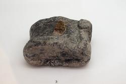 Olověné skokanské závaží ve tvaru kloubní kosti, mělo železné držadlo. Z akropole A antického města Praisos, snad raně klasická doba. Archeologické muzeum v Sitii. Kredit: Zde, Wikimedia Common. Licence CC 4.0.