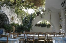 Taverna Matina a Stavros v horské vesnici Koronos na Naxu. Silný pramen je v jednom z podloubí. Kredit: Zde, Wikimedia Commons. Licence CC 4.0.
