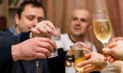 Pitie alkoholu je v našej spoločnosti pevne zakorenené. Zdroj: Pixabay.