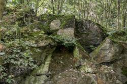 Komorní hůrka, s nápisem GOETHE DEM ERFORSCHER DES KAMMERBÜHLS, 1808, 1820, 1822. Goethovi, badateli Komorní Hůrky. Kredit: Lubor Ferenc, Wikimedia Commons. Licence CC 4.0. Komorní hůrka, s nápisem GOETHE DEM ERFORSCHER DES KAMMERBÜHLS, 1808, 1820, 1822. Goethovi, badateli Komorní Hůrky. Kredit: Lubor Ferenc, Wikimedia Commons. Licence CC 4.0.