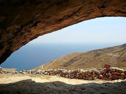 „Pohled na severní Syros z jeskyně filosofa Ferekýda“ (popis od autora snímku). Kredit: Turin99, Wikimedia Commons. Licence CC 4.0.
