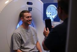 Magnetická rezonance. Kredit: SM & Zoner AI.