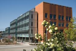 Washingtonská universita, budova Foege – sídlo katedry genomových věd). Washingtonská universita, budova Foege – sídlo katedry genomových věd).