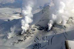 Budeme těžit pod vulkány? Kredit: Cyrus Read, USGS / Wikimedia Commons.