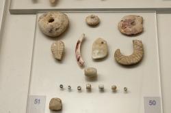 Ozdoby vyrobené z mušlí Spondylus gaederopus. Jeskyně Franchthi, 6800-3200 před n. l. Archeologické muzeum v Naupliu. Kredit: Zde, Wikimedia Commons. Licence CC 4.0.