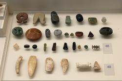 Ozdoby vyrobené z kamene a kostí. Jeskyně Franchthi, 6800-3200 před n. l. Archeologické muzeum v Naupliu. Kredit: Zde, Wikimedia Commons. Licence CC 4.0.