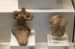Fragmenty stylizovaných postav žen z jeskyně Franchthi, 5300 až 4500 před n. l. Archeologické muzeum v Naupliu. Kredit: Zde, Wikimedia Commons. Licence CC 4.0