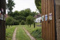 Vchod do bývalého statku ve Fratres. Muzeum je vpravo, kde původně býval kravín. Kredit: Zde, Wikimedia Commons. Licence CC 4.0.