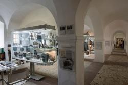 Pohled od vestibulu do levé poloviny hlavního sálu muzea, bývaly zde ustájené krávy. Kredit: Zde, Wikimedia Commons. Licence CC 4.0.