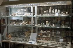 První z vitrín k tématu přežití, od paleolitu po pokročilou dobu železnou. Kredit: Zde, Wikimedia Commons. Licence CC 4.0.