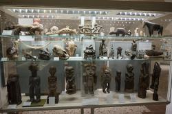 Většina těchto předmětů pochází z afrických rolnických kultur, některé z indonéské a tichomořské oblasti. Kredit: Zde, Wikimedia Commons. Licence CC 4.0.