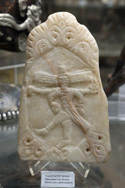 Tančící Šiva. Menší kamenný reliéf se Sluncem, Měsícem a stromem života. Kredit: Zde, Wikimedia Commons. Licence CC 4.0.