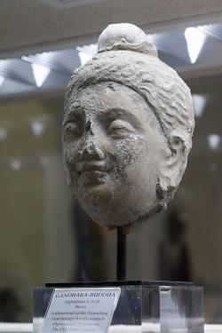 Gandhárský Buddha. Afghánistán, 5. nebo 6. století n. l., štukatura. Vliv řecké antiky. Kredit: Zde, Wikimedia Commons. Licence CC 4.0.