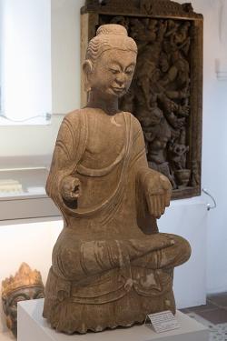 Sedící Buddha v mnišském rouchu. Kredit: Zde, Wikimedia Commons. Licence CC 4.0.