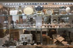 První z vitrín arkády, většinou s památkami židovskými a křesťanskými. Kredit: Zde, Wikimedia Commons. Licence CC 4.0.