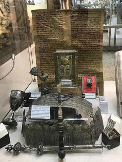 Pouzdro na Tóru a ukazovátko na Tóru. Kredit: Zde, Wikimedia Commons. Licence CC 4.0.