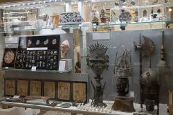 Bojová témata a náčiní různých kultur. Kredit: Zde, Wikimedia Commons. Licence CC 4.0.