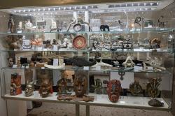 „Primitivní umění“ na objednávku, jeho nápodoby a také kýče (včetně Mickey Mouse a Kačera Donalda úplně vlevo). Kredit: Zde, Wikimedia Commons. Licence CC 4.0.