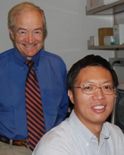 Wenbo Zhou (vpravo), první autor publikace spolu s vedoucím laboratoře - Curt Freed (vlevo). Kredit: University of Colorado, Denver.